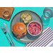 Veggie Cheeseburger mit Hot Honey zu Rotkohl-Möhren-Slaw und Burgergurken