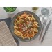 Vegan Ragout mit Penne mit Rosmarinöl, veganem Reibekäse und Rucola