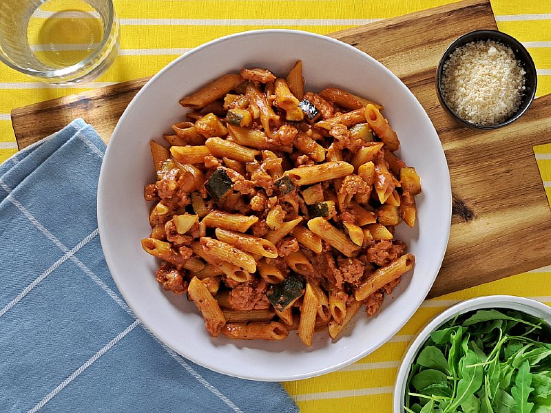 One Pot Salsiccia Pasta mit Zucchini und Rucola