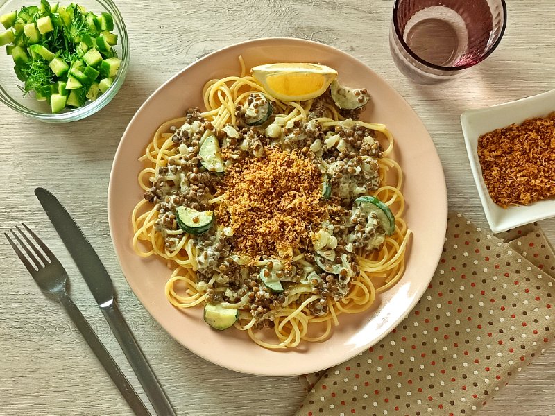 Kochbox Spaghetti mit Linsencremesauce zu Pangrattato und Gurkensalat