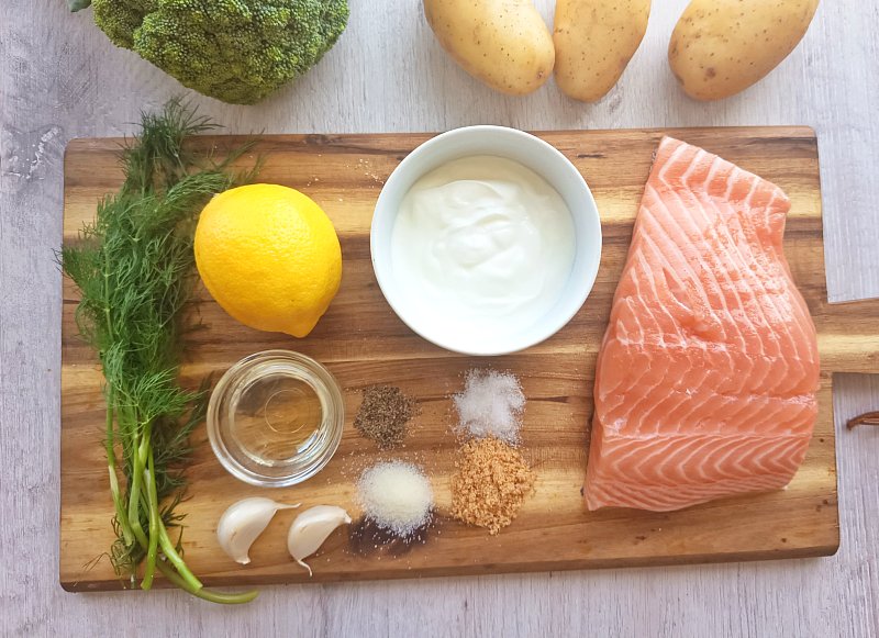 Gebratenes Lachsfilet und Kräuter-Joghurt mit Zitronenpfeffer-Kartoffelecken und Knoblauch-Brokkoli Gebratenes Lachsfilet und Kräuter-Joghurt mit Zitronenpfeffer-Kartoffelecken und Knoblauch-Brokkoli
